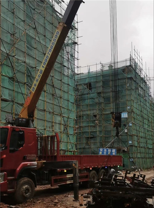 花垣县“慢工细活”—— 吊车的 “微动控制” 技术